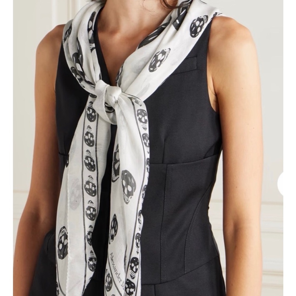 Alexander McQueen White and Black Skull Scarf - Picture 2 of 8